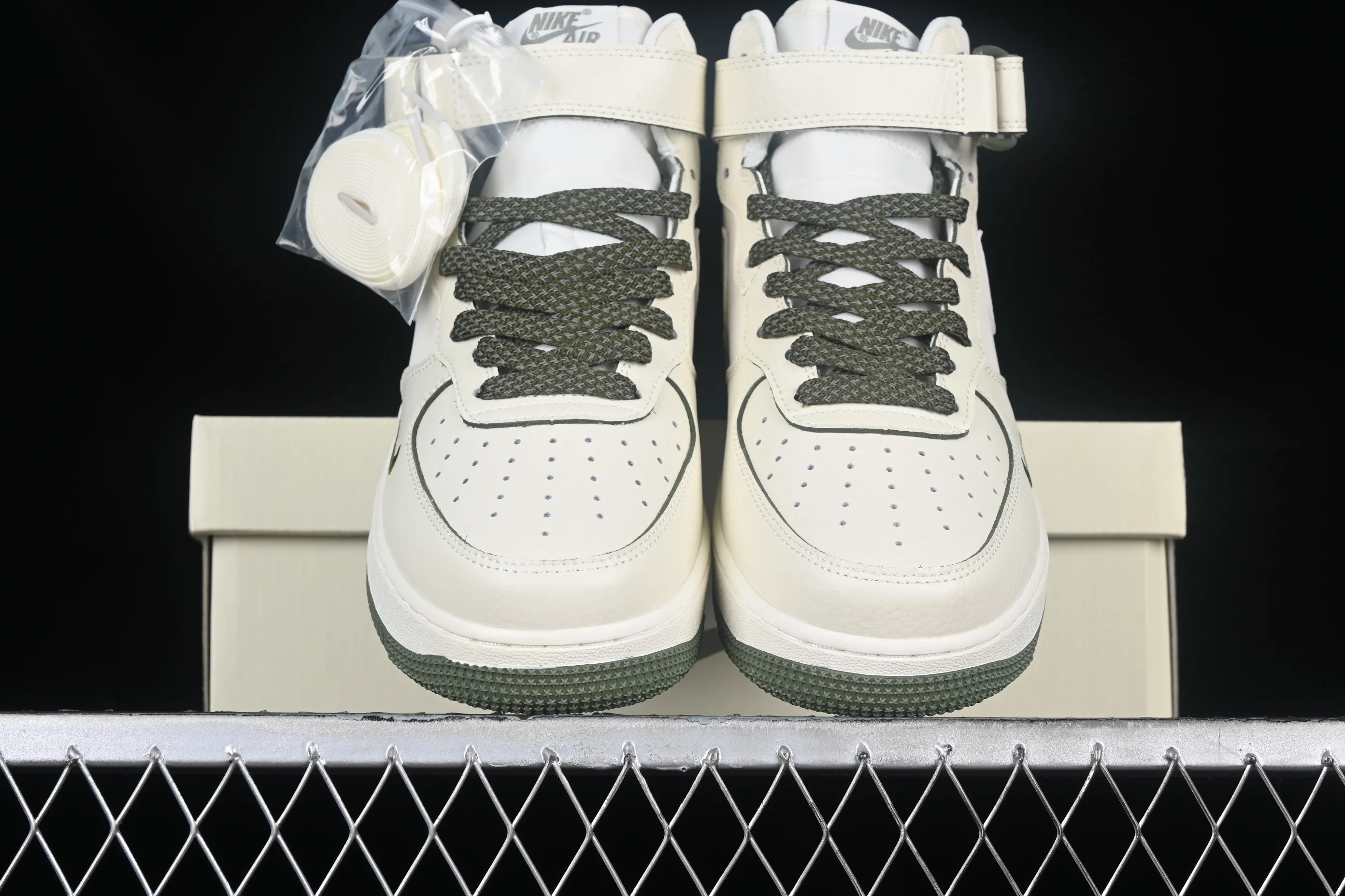 All categories Nk Air Force 1 Air Force series Nk Air Force 1 Mid Air Force mid-top Nk Air Force 1'07 Mid green pearlescent small hook Air Force One mid-top casual sneakers SG2356-805
